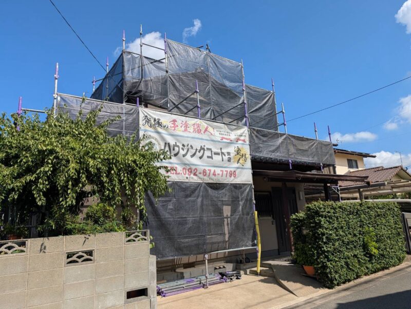 福岡県糟屋郡須恵町須恵のN様邸で外壁のひび割れを改善する外壁塗装と聚楽壁の変色を整える聚楽壁改修、屋根漆喰の剥がれを補修する漆喰打ち直し工事を行っています。2026年7月18日着工です。【HPより】