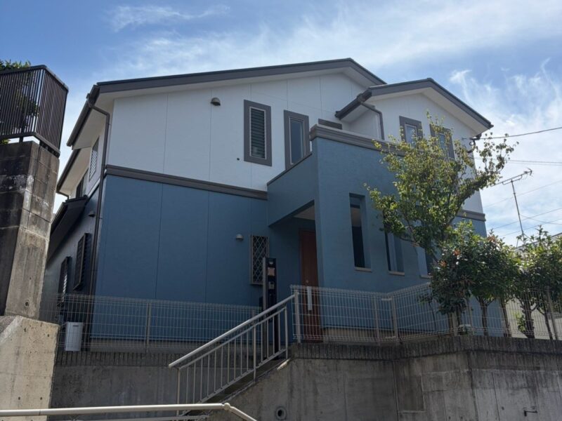 福岡県福岡市東区美和台のK様邸でヘアークラックと藻・カビを改善する外壁塗装、色あせと防水性低下を改善する屋根塗装工事を行いました。2026年8月12日完成です。【チラシより】
