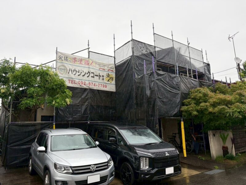 福岡県糟屋郡新宮町緑ヶ浜のH様邸で外壁塗装による雨だれ汚れの改善と屋根塗装による防水性能を高める工事を行っています。2026年6月25日着工です。【HPより】
