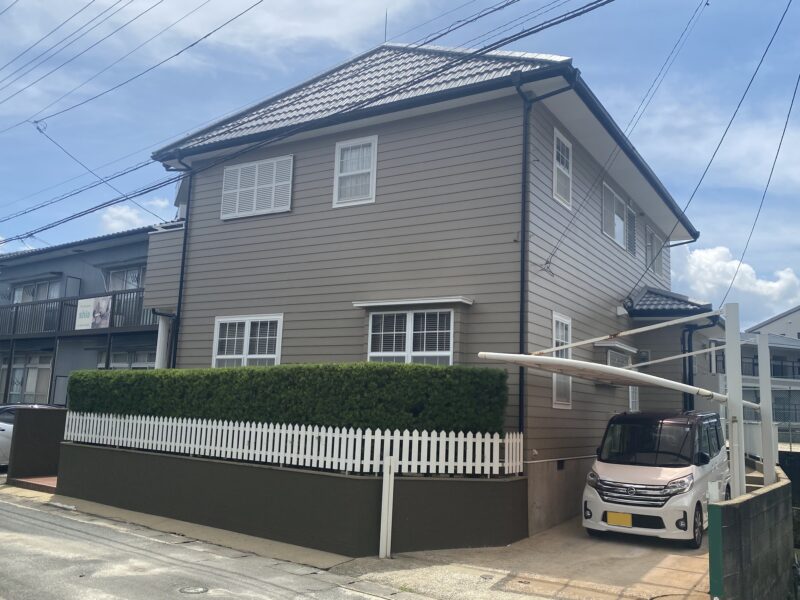 福岡県太宰府市通古賀のW様邸で外壁の色あせと屋根の防水性低下を改善する塗装工事を行いました。2026年7月7日完成です。【チラシより】