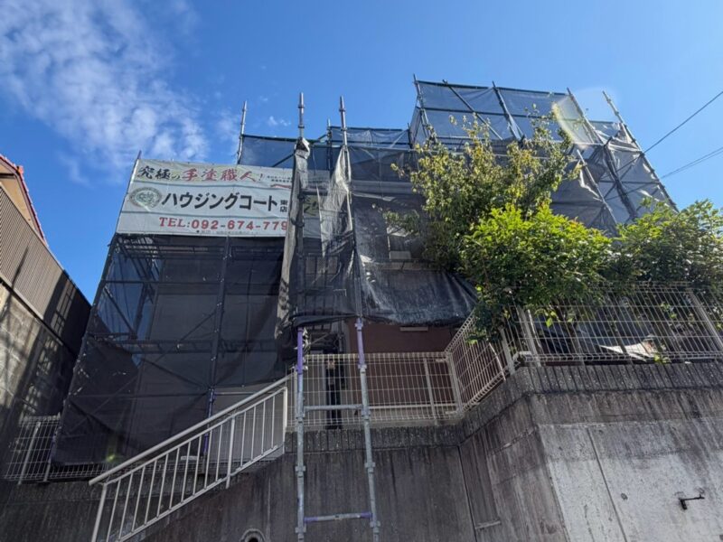 福岡県福岡市東区美和台のK様邸でヘアークラックと藻・カビを改善する外壁塗装、色あせと防水性低下を改善する屋根塗装工事を行っています。2026年7月25日着工です。【チラシより】
