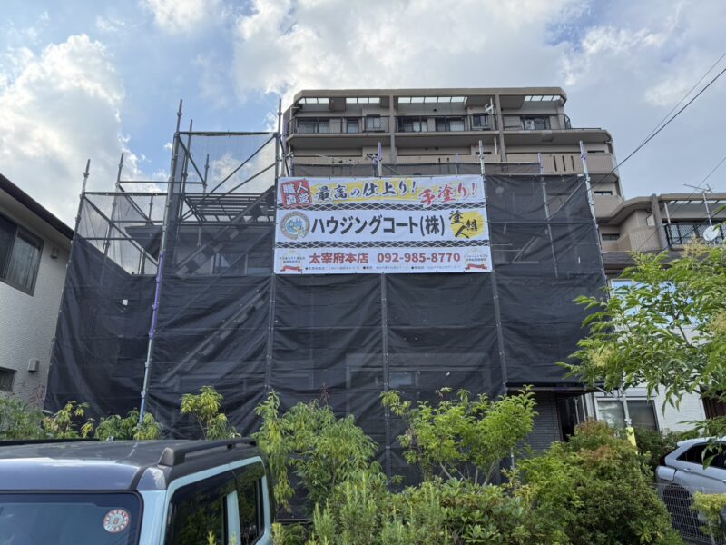 福岡県筑紫野市紫のK様邸で色あせやコケを改善する外壁・屋根塗装工事を行っています。2026年7月16日着工です。【HPより】