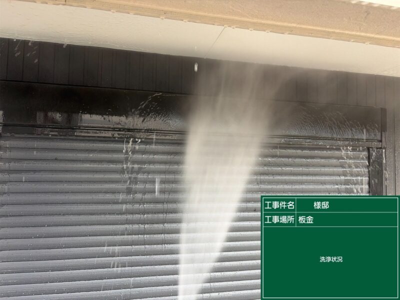 福岡県福岡市早良区田村のS様邸で色あせを改善する外壁塗装と防水性能を高める屋根塗装工事を行っています。2026年7月4日着工です。【HPより】