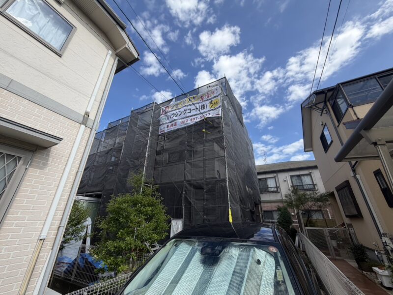 福岡県福岡市早良区田村のS様邸で色あせを改善する外壁塗装と防水性能を高める屋根塗装工事を行っています。2026年7月6日着工です。【HPより】