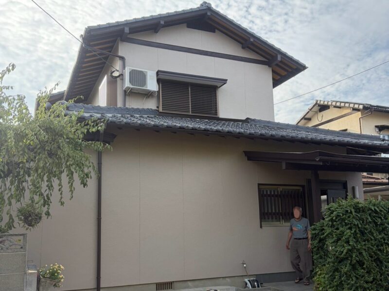福岡県糟屋郡須恵町須恵のN様邸でKFケミカルの「スーパーウレアコート」を使用し、外壁のひび割れを改善する塗装と聚楽壁の変色を整える改修、屋根漆喰の剥がれを補修する打ち直し工事を行いました。2026年8月31完成です。【HPより】
