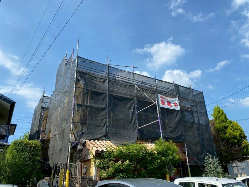 福岡県古賀市舞の里のW様邸でコケやひび割れを改善する外壁・屋根塗装工事を行っています。2026年6月29日着工です。【HPより】