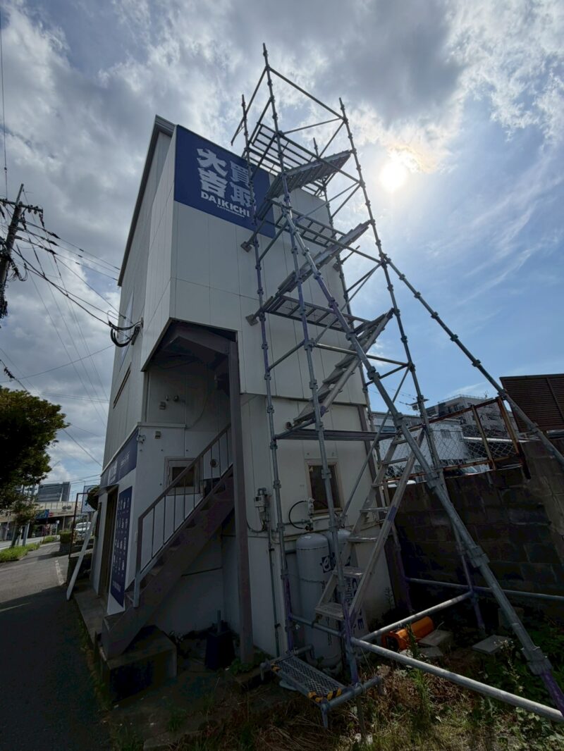 福岡県福岡市東区香住ケ丘のテナントで天窓からの雨漏りを改善する防水補修工事を行っています。2026年7月18日着工です。【HPより】