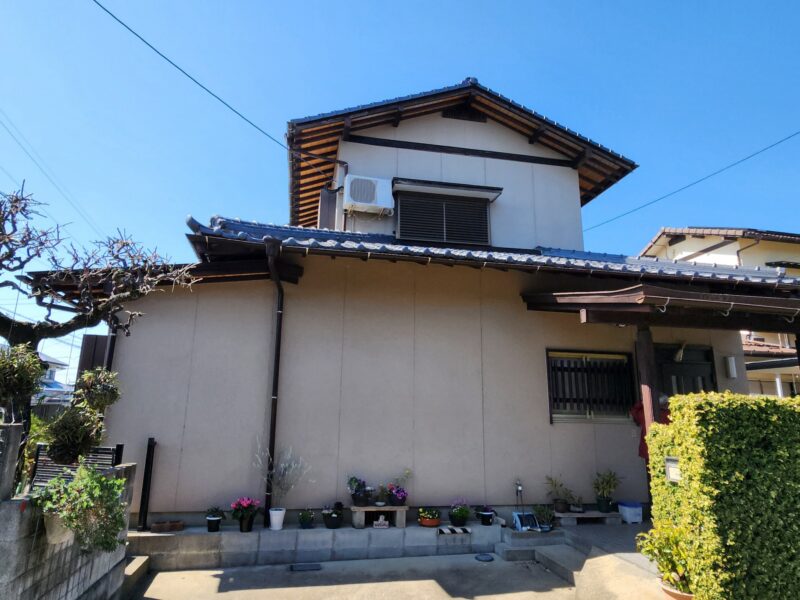 福岡県糟屋郡須恵町須恵のN様邸でKFケミカルの「スーパーウレアコート」を使用し、外壁のひび割れを改善する塗装と聚楽壁の変色を整える改修、屋根漆喰の剥がれを補修する打ち直し工事を行いました。2026年8月31完成です。【HPより】