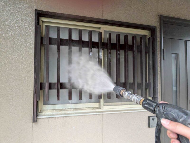 福岡県糟屋郡須恵町須恵のN様邸でKFケミカルの「スーパーウレアコート」を使用し、外壁のひび割れを改善する塗装と聚楽壁の変色を整える改修、屋根漆喰の剥がれを補修する打ち直し工事を行いました。2026年8月31完成です。【HPより】