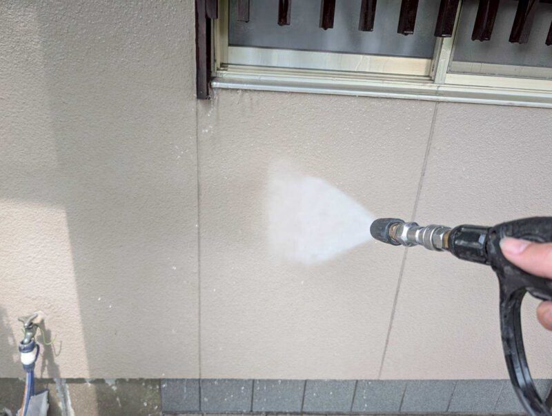 福岡県糟屋郡須恵町須恵のN様邸でKFケミカルの「スーパーウレアコート」を使用し、外壁のひび割れを改善する塗装と聚楽壁の変色を整える改修、屋根漆喰の剥がれを補修する打ち直し工事を行いました。2026年8月31完成です。【HPより】