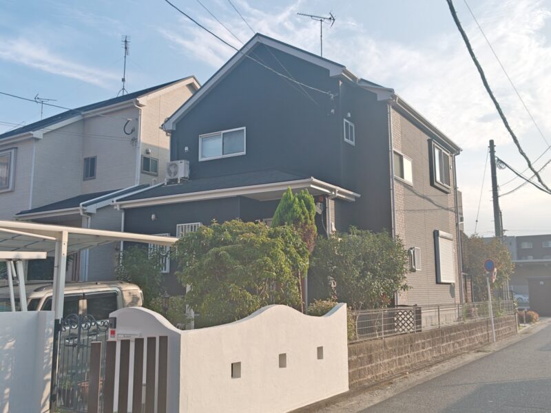 福岡県糟屋郡粕屋町柚須のT様邸で外壁の苔や黒ずみとシーリングの劣化を改善する外壁塗装工事を行いました。2026年9月18日完成です。【HPより】