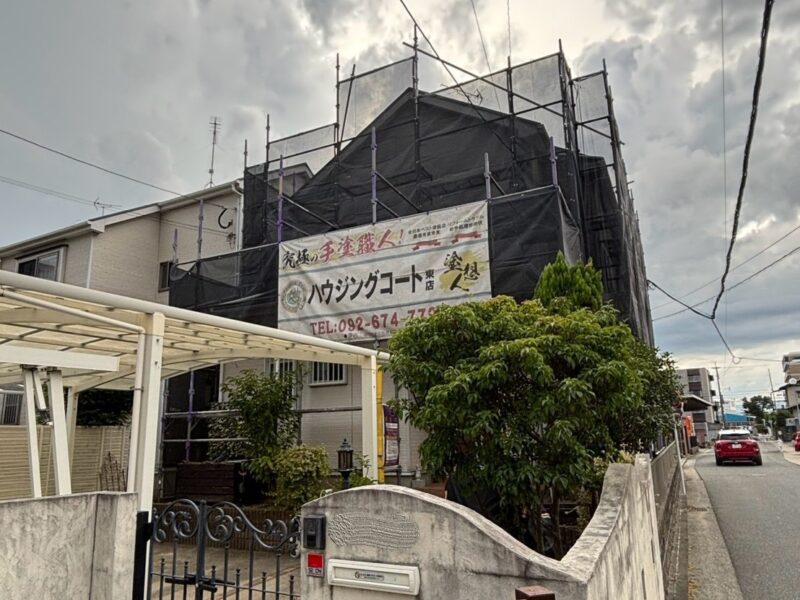 福岡県糟屋郡粕屋町柚須のT様邸で外壁の苔や黒ずみとシーリングの劣化を改善する外壁塗装工事を行っています。2026年8月26日着工です。【HPより】
