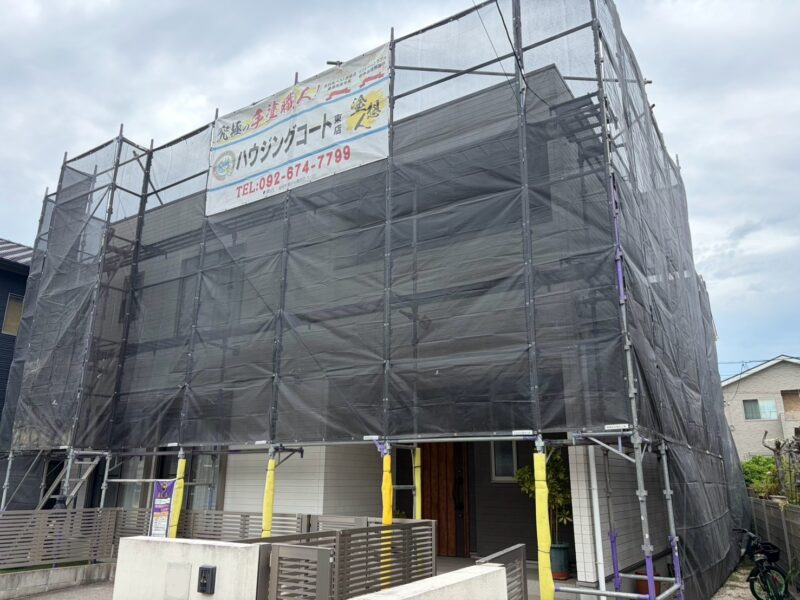 福岡県糟屋郡新宮町緑ケ浜のM様邸で汚れとコーキングのひび割れを改善する外壁塗装工事を行っています。2026年8月17日着工です。【HPより】