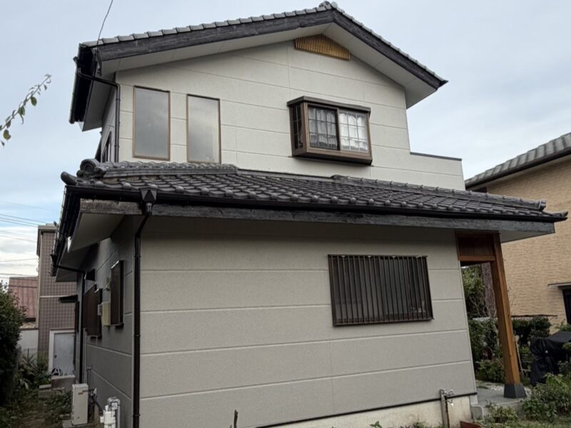 福岡県筑紫野市原田のM様邸でプレマテックスの「タテイル」を使用し、チョーキング現象を改善する外壁塗装工事を行いました。2026年8月28日完成です。【HPより】