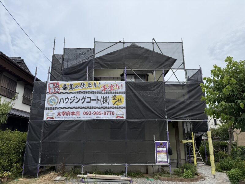 福岡県筑紫野市原田のM様邸でチョーキング現象を改善する外壁塗装工事を行っています。2026年8月10日着工です。【HPより】