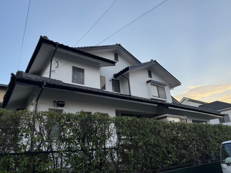 福岡県筑紫野市美しが丘南のM様邸で日本ペイントの「グランセラトップ」を使用し、塗膜の防水性能を整える外壁塗装工事を行いました。2026年9月2日完成です。【HPより】