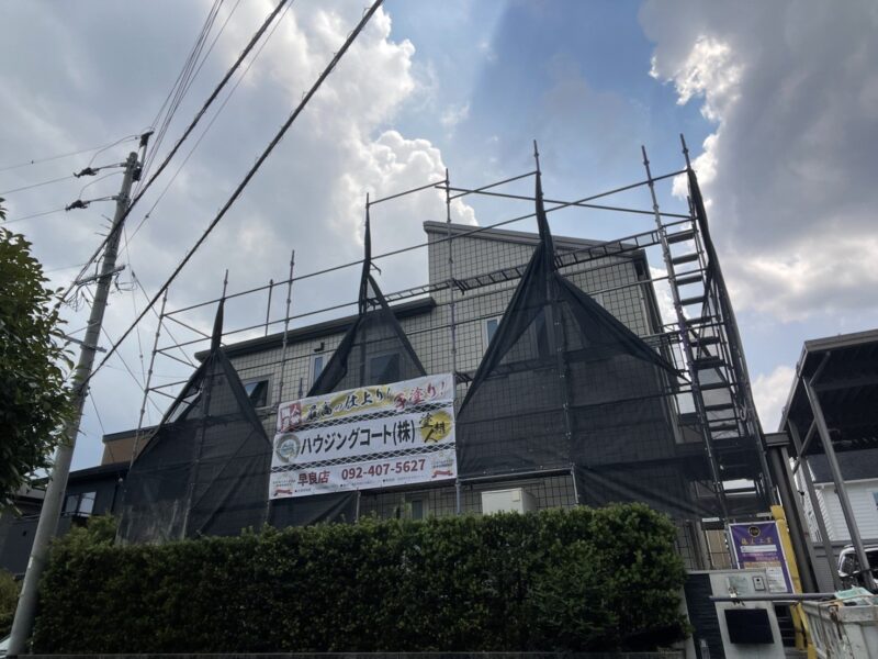 福岡県福岡市西区吉武のS様邸でコケやカビによる汚れを改善する外壁2面の高圧洗浄と塀塗装を行っています。2026年8月21日着工です。【HPより】
