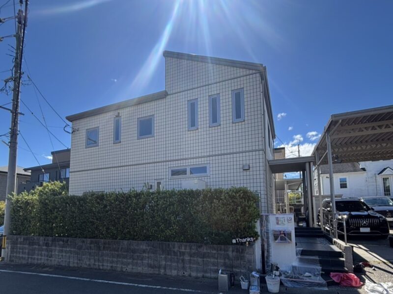 福岡県福岡市西区吉武のS様邸でコケやカビによる汚れを改善する外壁2面の高圧洗浄と塀塗装を行いました。2026年8月27日完成です。【HPより】