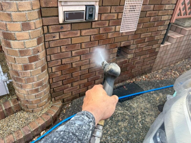 福岡県福岡市東区香椎台のH様邸で雨だれ汚れや目地の劣化を改善する外壁・屋根塗装工事を行いました。2026年8月10日完成です。【チラシより】