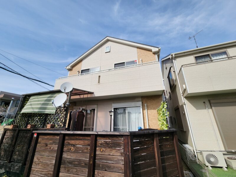 福岡県糟屋郡粕屋町柚須のT様邸で外壁の苔や黒ずみとシーリングの劣化を改善する外壁塗装工事を行いました。2026年9月18日完成です。【HPより】