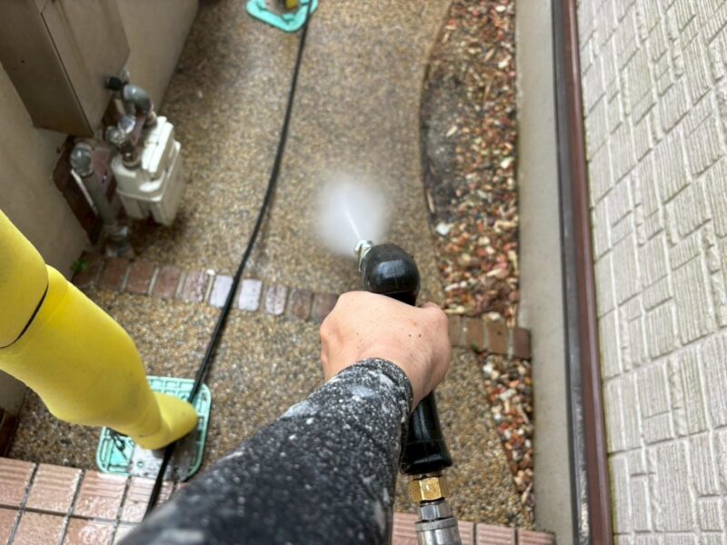 福岡県福岡市東区香椎台のH様邸で雨だれ汚れや目地の劣化を改善する外壁・屋根塗装工事を行いました。2026年8月10日完成です。【チラシより】