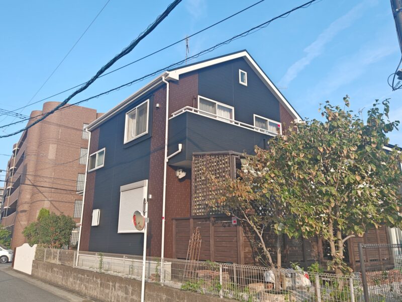福岡県糟屋郡粕屋町柚須のT様邸で外壁の苔や黒ずみとシーリングの劣化を改善する外壁塗装工事を行いました。2026年9月18日完成です。【HPより】