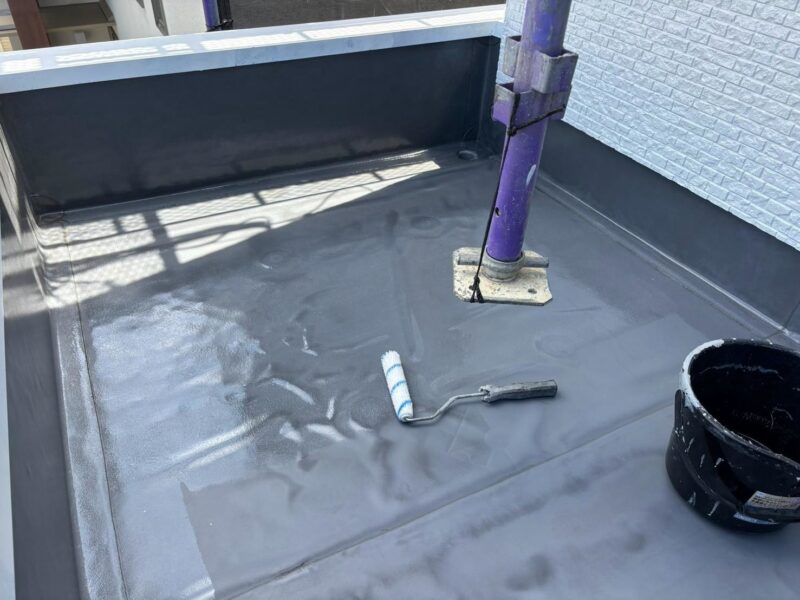 福岡県福岡市東区西戸崎のS様邸でスズカファインの「ビーズコートF」を使用し、外壁の苔やコーキングの傷みと屋根の色あせを整える塗装工事を行いました。2026年9月22日完成です。【HPより】