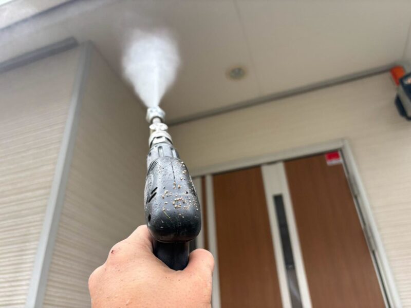 福岡県糟屋郡粕屋町柚須のT様邸で外壁の苔や黒ずみとシーリングの劣化を改善する外壁塗装工事を行いました。2026年9月18日完成です。【HPより】