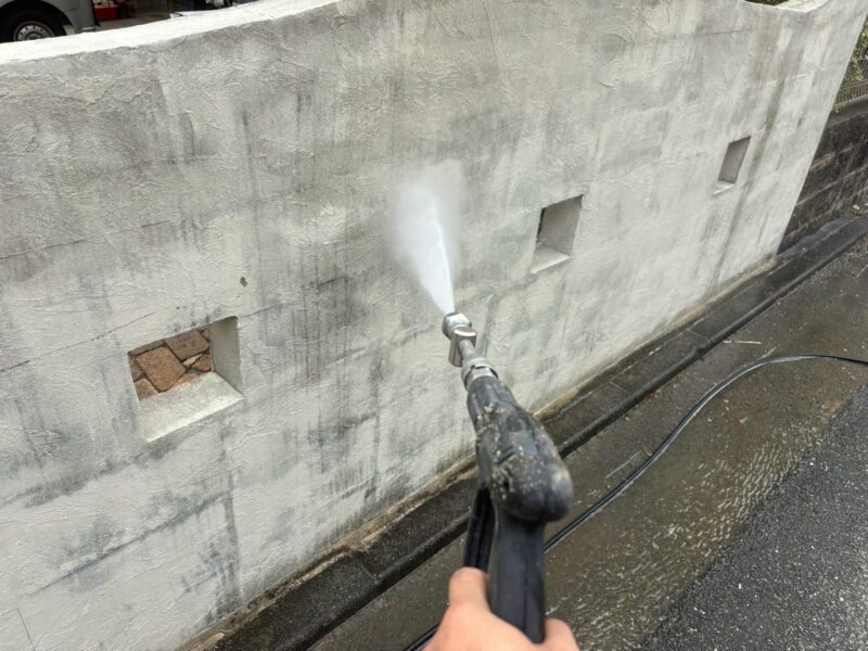 福岡県糟屋郡粕屋町柚須のT様邸で外壁の苔や黒ずみとシーリングの劣化を改善する外壁塗装工事を行いました。2026年9月18日完成です。【HPより】