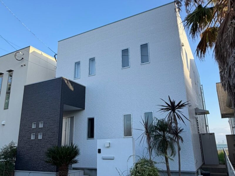 福岡県福岡市東区西戸崎のS様邸で外壁の苔やコーキングの傷みと屋根の色あせを整える塗装工事を行いました。2026年9月22日完成です。【HPより】