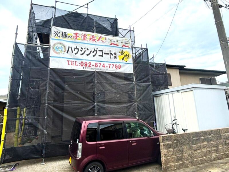 福岡県古賀市花見東のT様邸で外壁のひび割れと屋根の色あせを整える塗装工事を行っています。2026年9月25日着工です。【HPより】