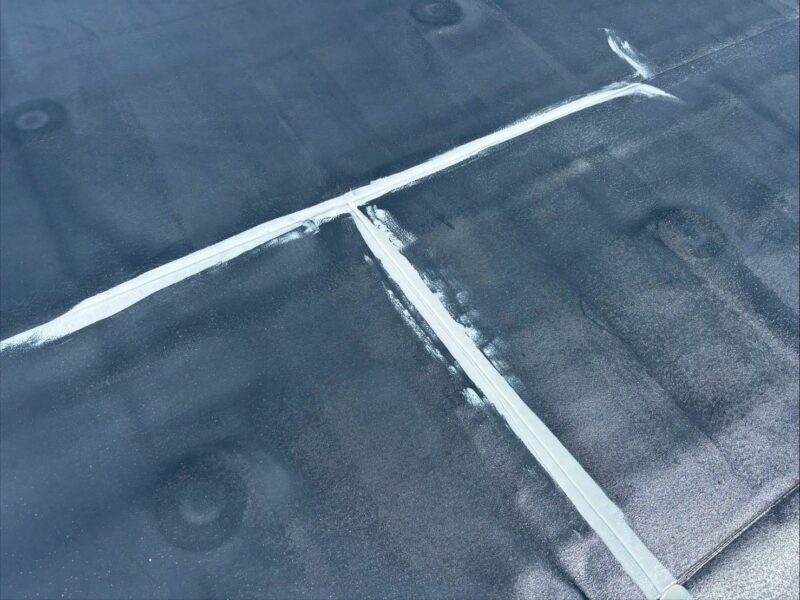 福岡県福岡市東区西戸崎のS様邸でスズカファインの「ビーズコートF」を使用し、外壁の苔やコーキングの傷みと屋根の色あせを整える塗装工事を行いました。2026年9月22日完成です。【HPより】
