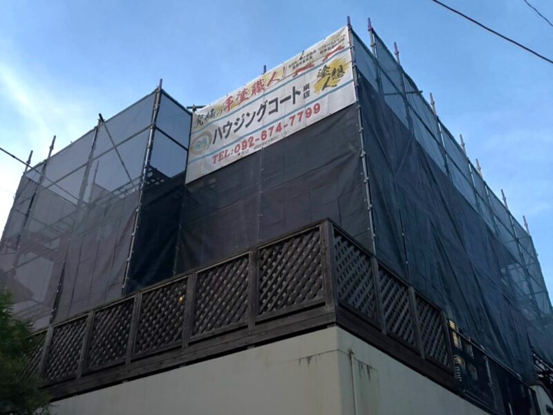 福岡県福岡市東区香住ケ丘のY様邸で外壁の塗膜剥がれと目地の割れを補修する屋根を含めた塗装工事を行っています。2026年9月15日着工です。【HPより】