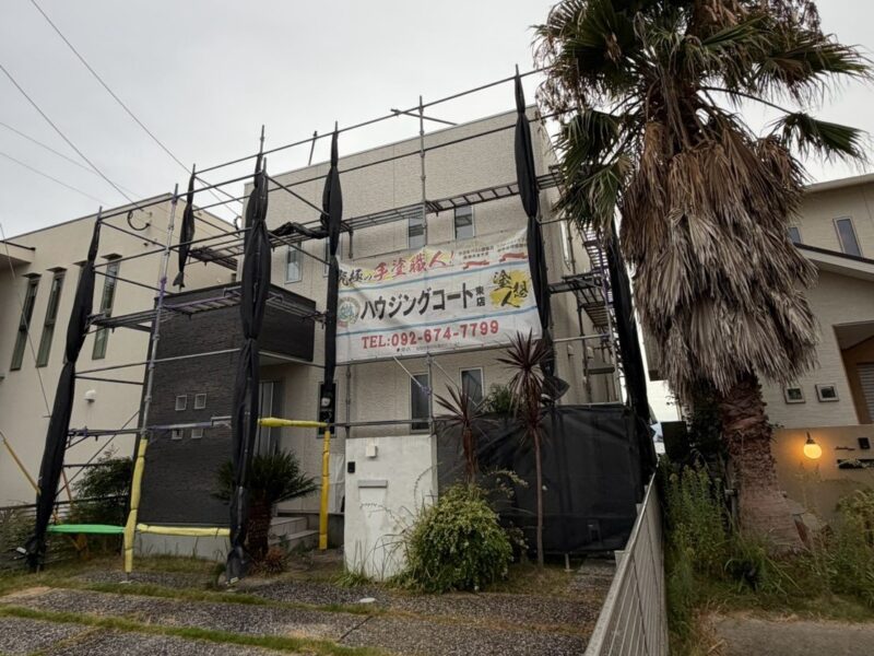 福岡県福岡市東区西戸崎のS様邸で外壁の苔やコーキングの傷みと屋根の色あせを整える塗装工事を行っています。2026年9月3日着工です。【HPより】
