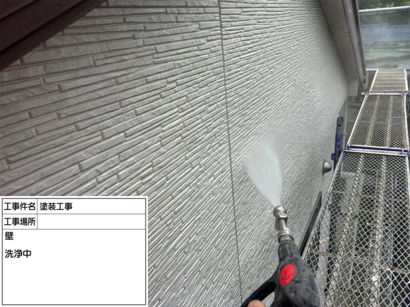 福岡県太宰府市石坂のU様邸で外壁の色あせと屋根の傷みをきれいに整える塗装工事を行っています。2026年9月28日着工です。【ご来店より】