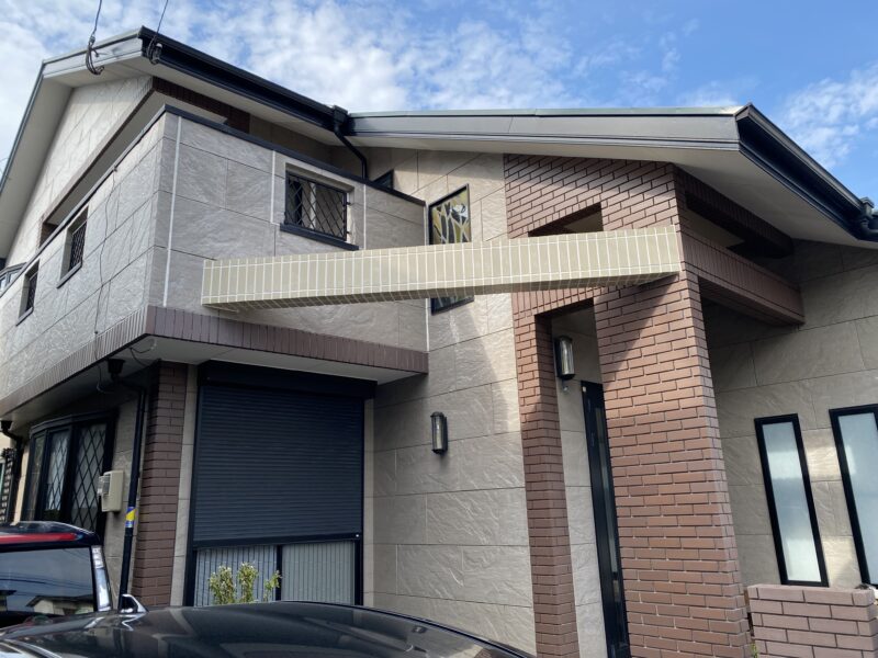福岡県太宰府市梅香苑のM様邸で外壁の塗装状態と屋根や防水部分の傷みを整える塗り替え工事を行いました。2026年9月25日完成です。【HPより】