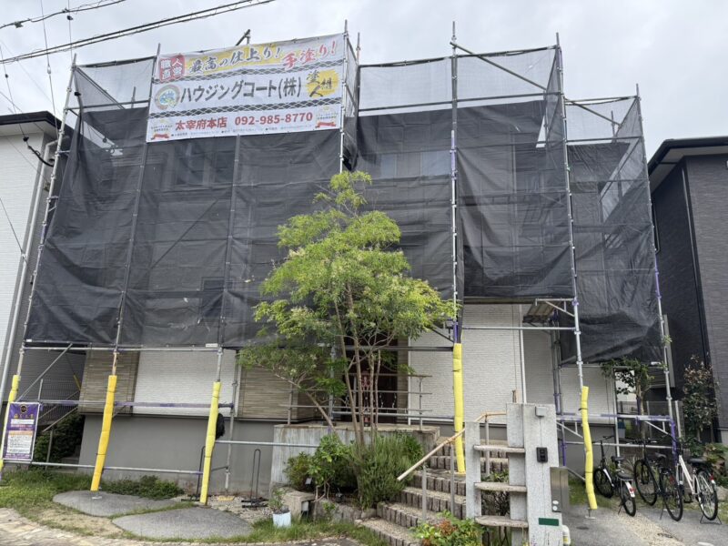 福岡県筑紫野市紫のO様邸で外壁の汚れと屋根の色あせをきれいに整える塗装工事を行っています。2026年9月8日着工です。【HPより】