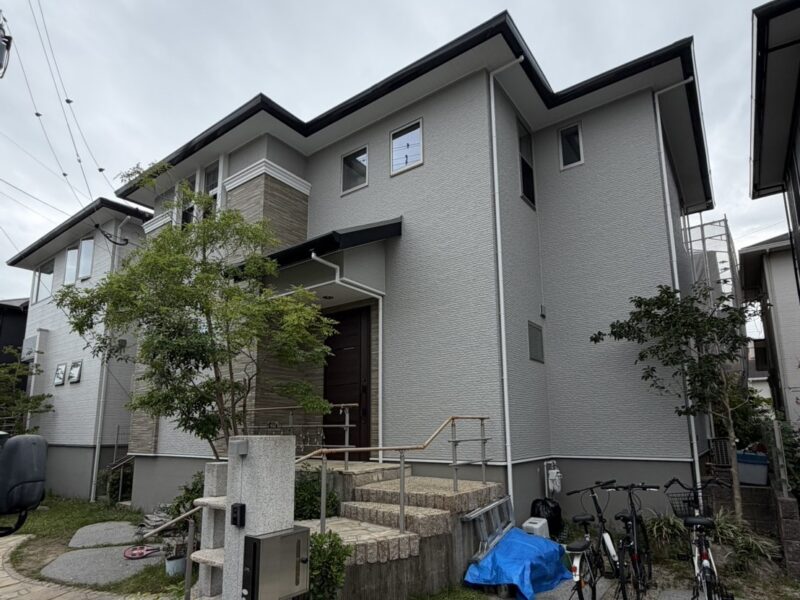 福岡県筑紫野市紫のO様邸で外壁の汚れと屋根の色あせをきれいに整える塗装工事を行いました。2026年10月9日完成です。【HPより】