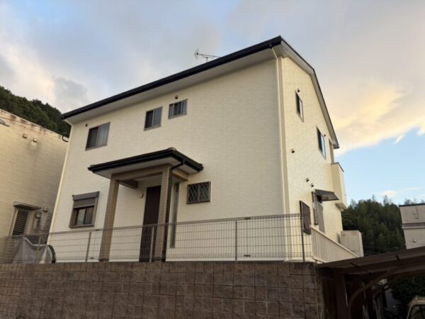 福岡県太宰府市石坂のU様邸でプレマテックスの「タテイル」を使用し、外壁の色あせと屋根の傷みをきれいに整える塗装工事を行いました。2026年10月13日完成です。【ご来店より】