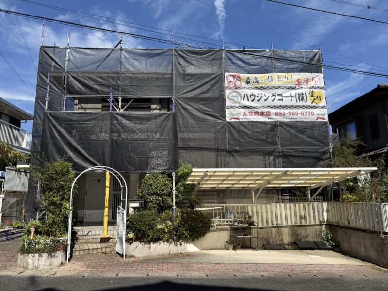 福岡県太宰府市青山のK様邸で外壁の汚れと屋根の傷みを整える塗装と一部Cガード工事を行っています。2026年9月24日着工です。【チラシより】