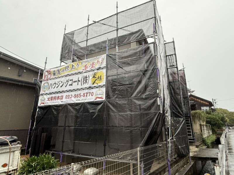 福岡県太宰府市五条のH様邸で外壁と屋根の色あせを整える塗装工事を行っています。2026年9月26日着工です。【HPより】