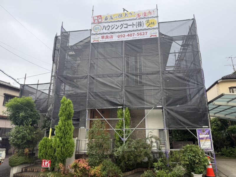 福岡県福岡市早良区次郎丸のU様邸で外壁の汚れと屋根の傷みに対応する塗装とカバー工事を行っています。2026年9月14日着工です。【HPより】