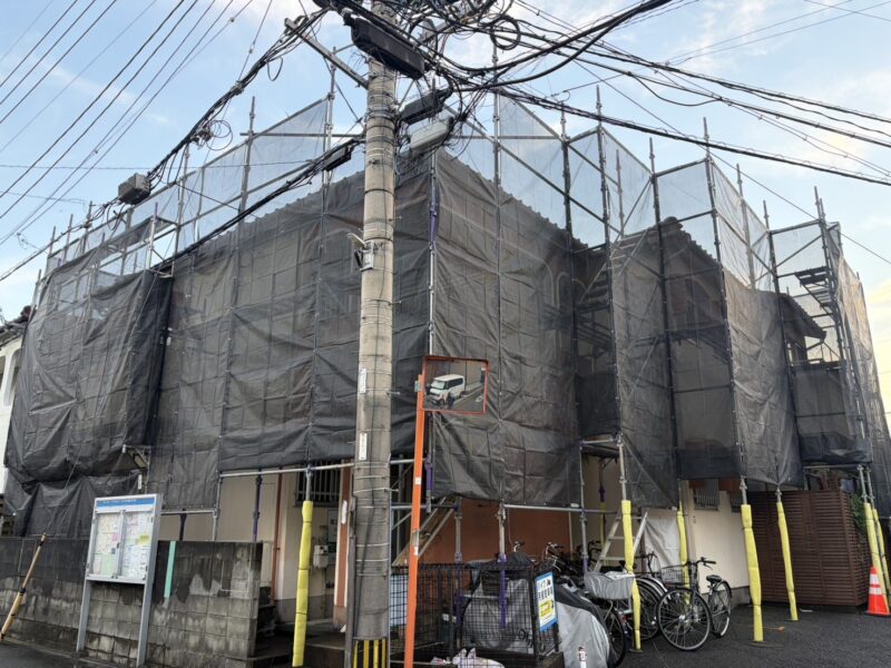 福岡県福岡市城南区田島のコーポI様で外壁の汚れと屋根の塗膜の傷みを整える塗装工事を行っています。2026年9月14日着工です。【HPより】