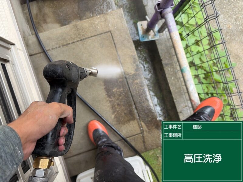 福岡県福岡市早良区次郎丸のU様邸で外壁の汚れと屋根の傷みに対応する塗装とカバー工事を行っています。2026年9月14日着工です。【HPより】