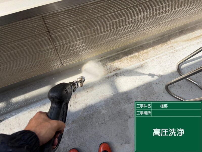 福岡県福岡市早良区次郎丸のU様邸で外壁の汚れと屋根の傷みに対応する塗装とカバー工事を行っています。2026年9月14日着工です。【HPより】