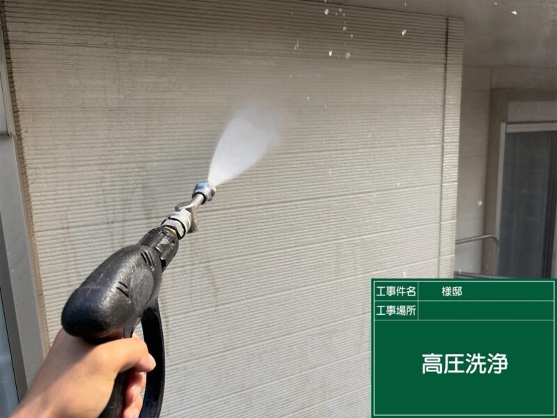 福岡県福岡市早良区次郎丸のU様邸で外壁の汚れと屋根の傷みに対応する塗装とカバー工事を行っています。2026年9月14日着工です。【HPより】