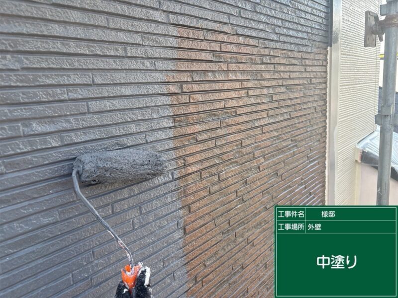福岡県太宰府市石坂のU様邸で外壁の色あせと屋根の傷みをきれいに整える塗装工事を行っています。2026年9月28日着工です。【ご来店より】