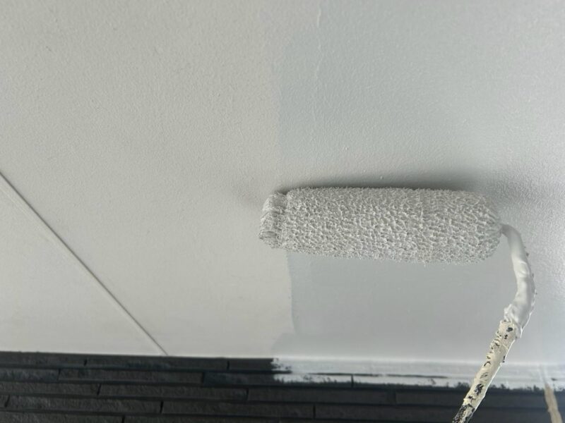 福岡県福岡市東区西戸崎のS様邸でスズカファインの「ビーズコートF」を使用し、外壁の苔やコーキングの傷みと屋根の色あせを整える塗装工事を行いました。2026年9月22日完成です。【HPより】