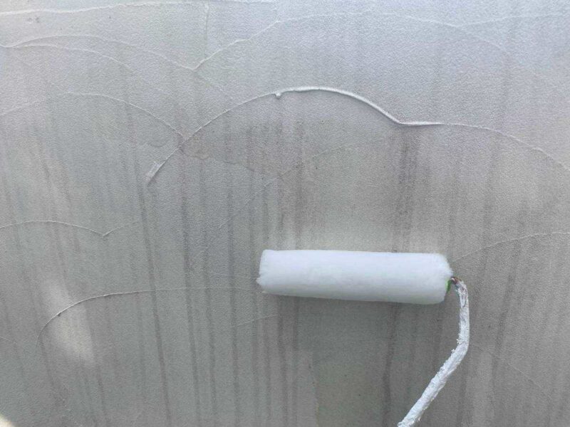 福岡県福岡市東区西戸崎のS様邸でスズカファインの「ビーズコートF」を使用し、外壁の苔やコーキングの傷みと屋根の色あせを整える塗装工事を行いました。2026年9月22日完成です。【HPより】