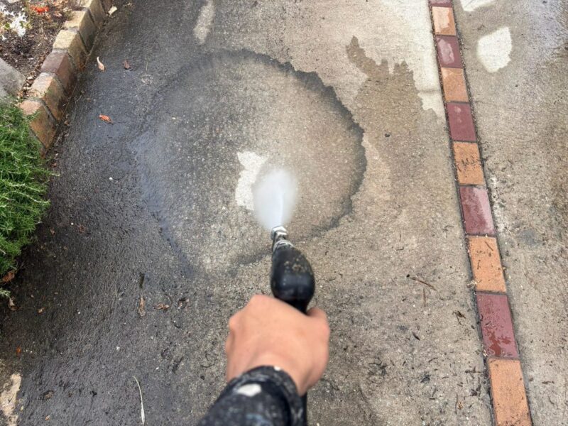 福岡県糟屋郡粕屋町柚須のT様邸で外壁の苔や黒ずみとシーリングの劣化を改善する外壁塗装工事を行いました。2026年9月18日完成です。【HPより】